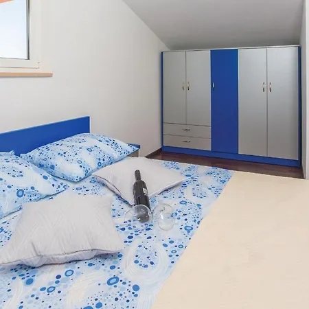 Apartment Amazing In With Wifi Makarska